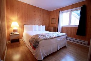 Postel nebo postele na pokoji v ubytování Gros Morne BaseCamp