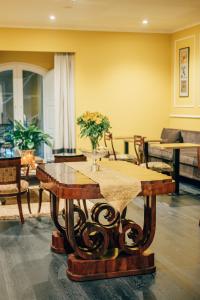 salon ze stołem z kwiatami w obiekcie Caruso Place Boutique & Wellness Suites w mieście Neapol