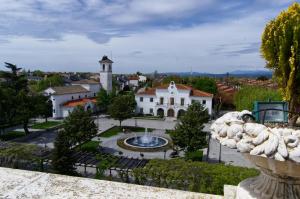 vistas a un edificio blanco con una fuente en Hotel Don Angel, en Villanueva de la Cañada