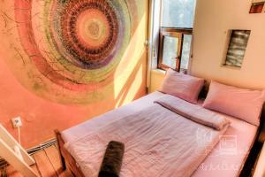 Vuode tai vuoteita majoituspaikassa ArkaBarka Floating Hostel