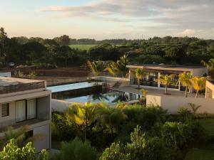 - une vue aérienne sur une maison avec une piscine dans l'établissement Azuri Appartements De Luxe, à Roches Noires