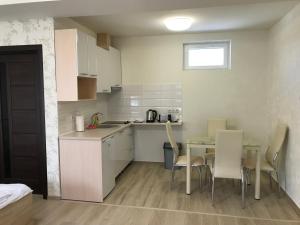 Kuchyň nebo kuchyňský kout v ubytování Kristály apartmanok