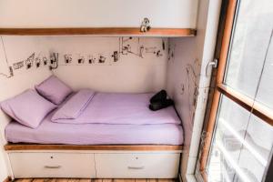Vuode tai vuoteita majoituspaikassa ArkaBarka Floating Hostel