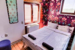 Vuode tai vuoteita majoituspaikassa ArkaBarka Floating Hostel