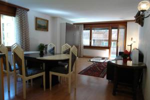 Ruang duduk di Myzermatt Monazit