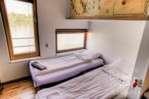 Vuode tai vuoteita majoituspaikassa ArkaBarka Floating Hostel