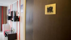 Uma televisão e/ou sistema de entretenimento em Rock Hotel First Line