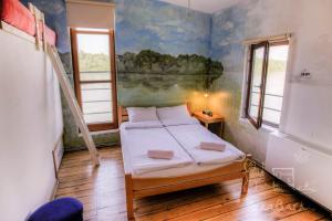 Vuode tai vuoteita majoituspaikassa ArkaBarka Floating Hostel