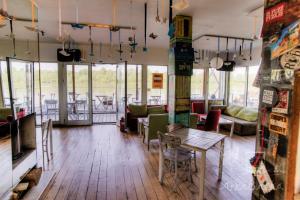 Oleskelutila majoituspaikassa ArkaBarka Floating Hostel