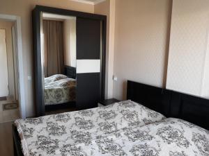 Una cama o camas en una habitación de Apartment Abashvili 3