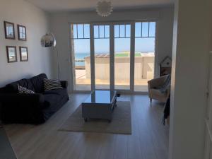 een woonkamer met een bank en een tafel bij Villa Sainte Marguerite in Wimereux +31 foto's