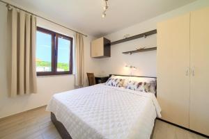 Un pat sau paturi într-o cameră la Rimbaldo Apartments