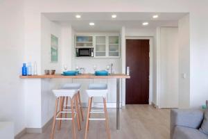 A kitchen or kitchenette at Apto a pie de playa con vistas increíbles!