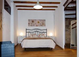 Giường trong phòng chung tại Casa de pueblo Ca Paco