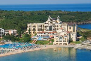 - une vue aérienne sur un complexe avec une piscine et une plage dans l'établissement Duni Marina Royal Palace Hotel - Ultra All Inclusive, à Sozopol