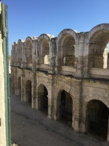 アルルにあるStudio dans le centre historique d’Arlesの横にアーチのある大きな石造りの建物