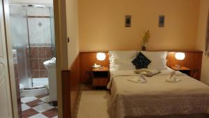 Koupelna v ubytování Hotel Isabell Győr + 35 fotografií