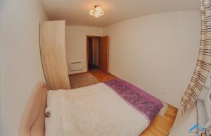 Łóżko lub łóżka w pokoju w obiekcie Isaka Samokovlije Apartment