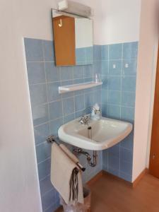 un baño con lavabo y espejo en Gästehaus Ziemons, en Cochem 59 fotos más