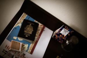斯德哥爾摩的住宿－城堡莊園酒店，带有护照的门和上面的书