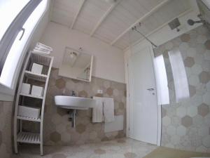 A bathroom at Casa di Ninni Mono