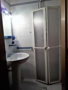 Un baño blanco con ducha y lavabo. en Antica Torre "La Casalta", en Petroio 22 fotos más