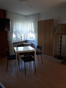 Una sala de estar con mesa de comedor y sillas. en Gästehaus Ziemons, en Cochem
