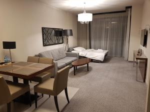 コウォブジェクにあるApartament prywatny 327 w Diune Resortのリビングルーム(ソファ、テーブル付)