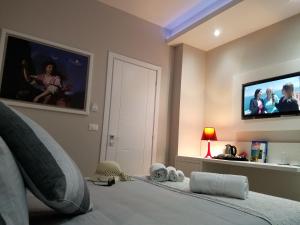 Uma TV ou centro de entretenimento em B&B Vanity