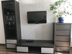 TV at/o entertainment center sa Apartament Świętojańska