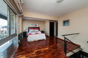 1 dormitorio con cama y ventana grande en Anamar en Salta