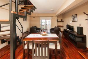 cocina y sala de estar con mesa y escalera en Anamar en Salta