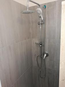 y baño con ducha con cabezal de ducha. en Casa Vacanze Daniele, en Balestrate