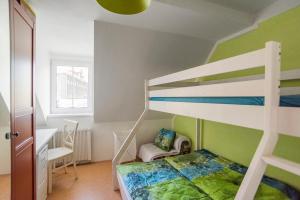 Двухъярусная кровать или двухъярусные кровати в номере Abertamy Klara Apartment