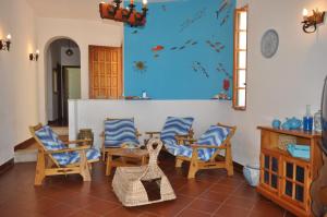 サン・ヴィート・ロ・カーポにあるVilla Hibiscoの青い壁のリビングルーム(椅子付) +37枚の写真