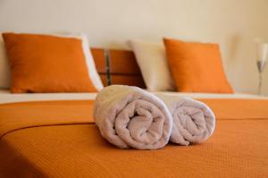 a pair of towels on top of a bed at B&B La Perla in Punat