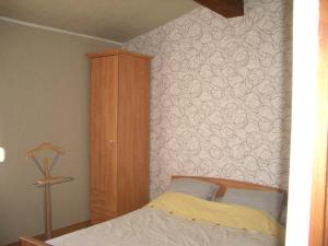 1 dormitorio con cama y pared en Charmante chambre d'hôte, en Sigean