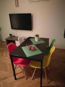 Televízia a/alebo spoločenská miestnosť v ubytovaní Apartment K&A- near Dom sportova