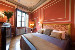 Postel nebo postele na pokoji v ubytování Boutique B&B Torre de' Conti + 45 fotografií