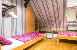 Postel nebo postele na pokoji v ubytování Hostel Centar