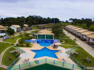 einen Luftblick auf einen Pool in einem Resort in der Unterkunft Pousada Luna Zen in Pirenópolis
