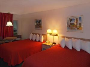 Postel nebo postele na pokoji v ubytování Cimarron Inn Klamath Falls
