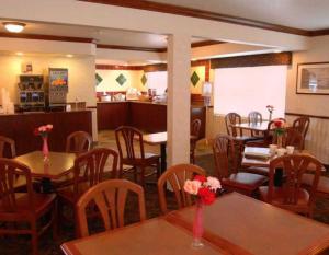een restaurant met tafels en stoelen en een cafetaria bij Cimarron Inn Klamath Falls in Klamath Falls