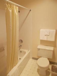een badkamer met een wit toilet en een douche bij Cimarron Inn Klamath Falls in Klamath Falls
