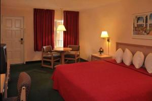 Postel nebo postele na pokoji v ubytování Cimarron Inn Klamath Falls + 11 fotografií