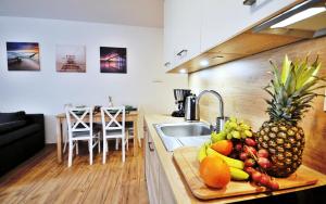 Kuchyňa alebo kuchynka v ubytovaní SPA Polanki PARK Nemo Apartamenty Kołobrzeg