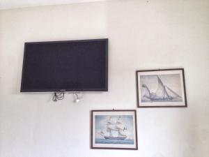 チェゼナーティコにあるBilocale Valverdeの壁掛けの薄型テレビ