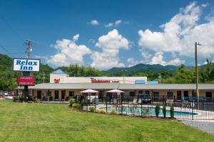 un motel con piscina frente a un edificio en Relax Inn - Bryson City en Bryson City