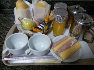 聖保羅的住宿－Hotel Flor，托盘食物,包括热狗和饮料