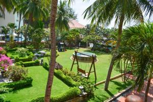 een luchtzicht op een tuin met palmbomen en een schommel bij Swiss Village Resort & Spa in Mũi Né
